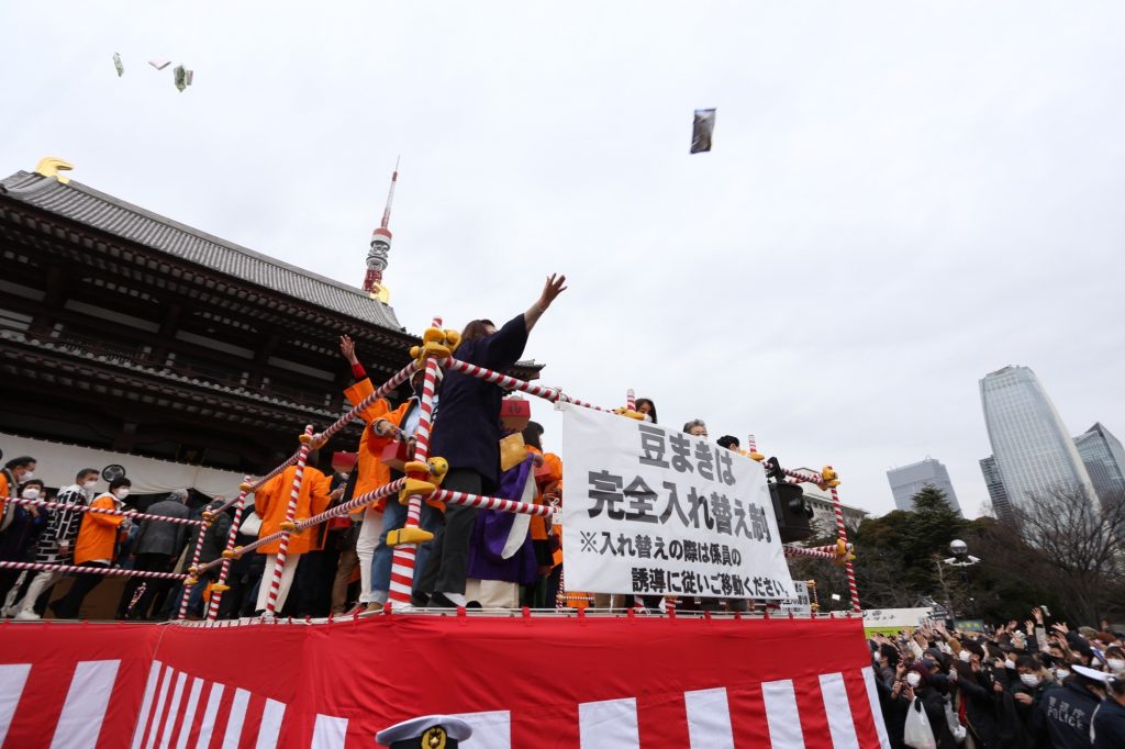 日本では冬から春へのの節目にあたる2月3日、鬼に炒った大豆を投げて災いを祓う節分の行事が各地で行われた。(ANJP/ Pierre Boutier)