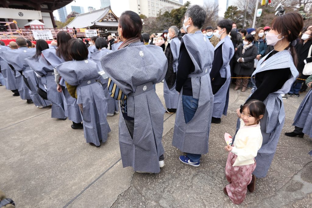 日本では冬から春へのの節目にあたる2月3日、鬼に炒った大豆を投げて災いを祓う節分の行事が各地で行われた。(ANJP/ Pierre Boutier)