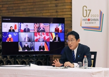 シアがウクライナを侵略してから1年となる2月24日、G7首脳は、岸田文雄首相が議長を務めるテレビ会議を開催し、  その中で、ヴォロディミル・ゼレンスキー・ウクライナ大統領による声明が発出された。(AFP)