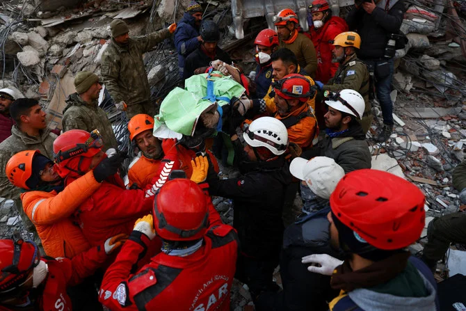 2023年2月10日、トルコのカフラマンマラシュで大地震の後、56歳の生存者アリ・コルクマズさんを運ぶトルコとユナイテッド・ハッツァラーの救助隊員。(ロイター)