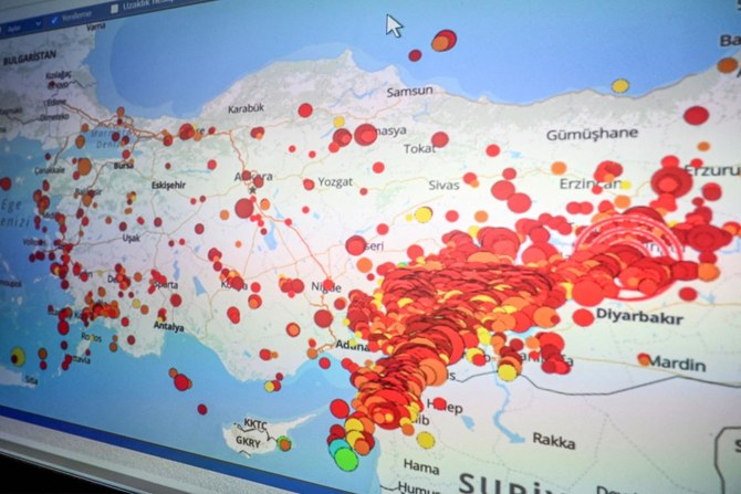 2023年2月23日、イスタンブールにあるカンディリ観測所の地震津波監視センターで、先日の地震がトルコの地図上に表示されているスクリーン。(AFP)