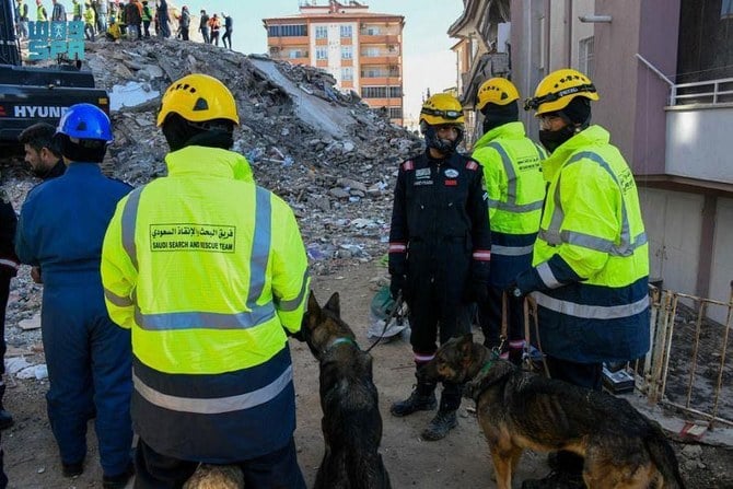 KSReliefはサウジ捜索救助チームと協力し、救助活動を継続している。（SPA）