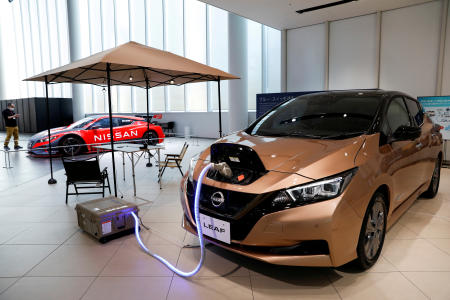 2021年11月29日、日本の横浜にある日産グローバル本社ギャラリーにて、日産・リーフの電気自動車と持ち運びできる車載バッテリーが展示される。（ロイター/ファイル）