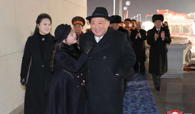 平壌にいる北朝鮮の指導者金正恩氏（右）、「ジュエ」という名前だとされる同氏の娘（中央）、妻の李雪主氏（左）。（AFP通信）