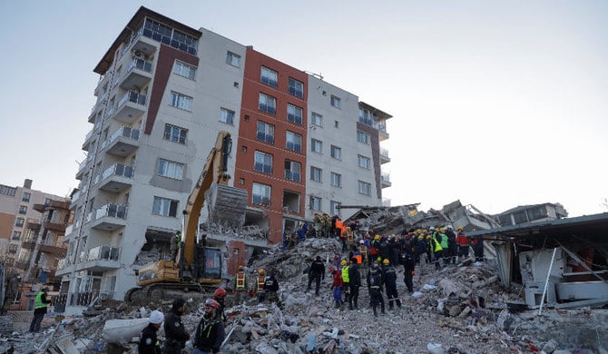 建物が倒壊した大地震の被災地で活動する救助隊。2023年2月18日、トルコで。（ロイター）