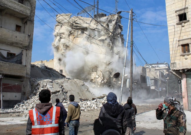 2023年2月11日、シリアのアレッポで地震の被害を受けた建物が取り壊される様子。（ロイター）