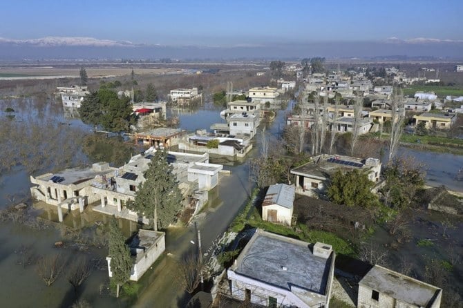 2023年2月9日、イドリブ州にあるトルコ国境近くの町、サルキーンの河川ダムが壊滅的な地震により破壊され、浸水したアルトルル村の空撮写真。（AP通信）