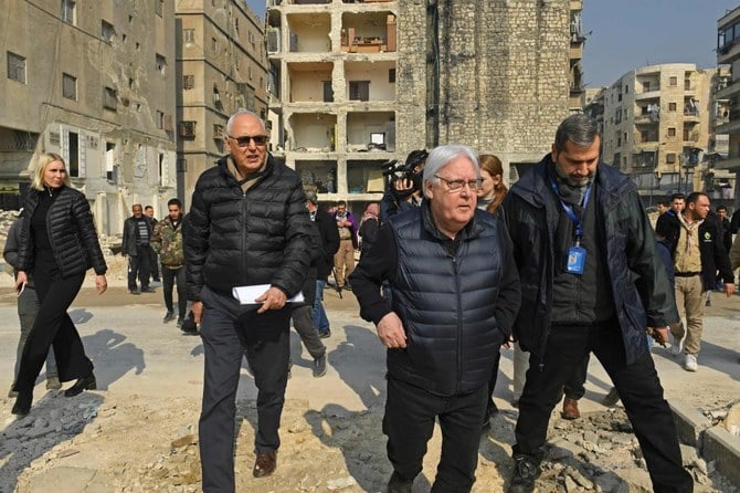 2023年2月13日、トルコとシリアを揺るがしたマグニチュード7.8の大地震の後、アレッポ市の被災地区を訪れるマーティン・グリフィス国連人道問題・緊急援助担当事務次長。（AFP）