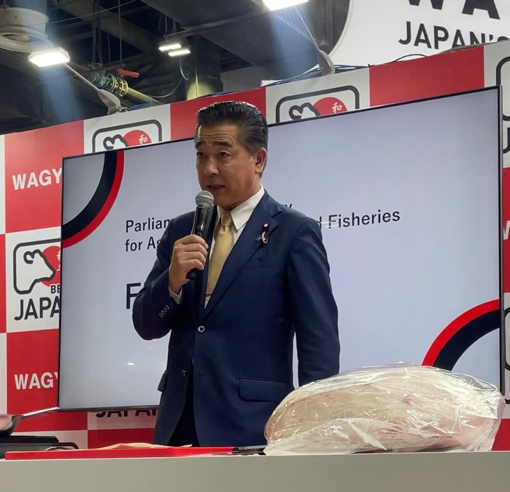 日本が現在、農林水産物の輸出を推進していることを説明する政務官。（ANJ写真）