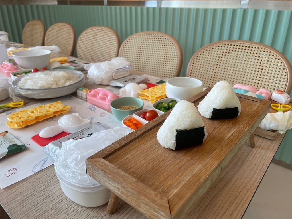 おむすび作りに合わせ、子供たちには、野菜を切ったり、おにぎりの型を作ったり、ごはんの型を作ったり、お弁当箱を飾ったりするのに役立つ道具がいくつか手渡された。(ANJ Photo)