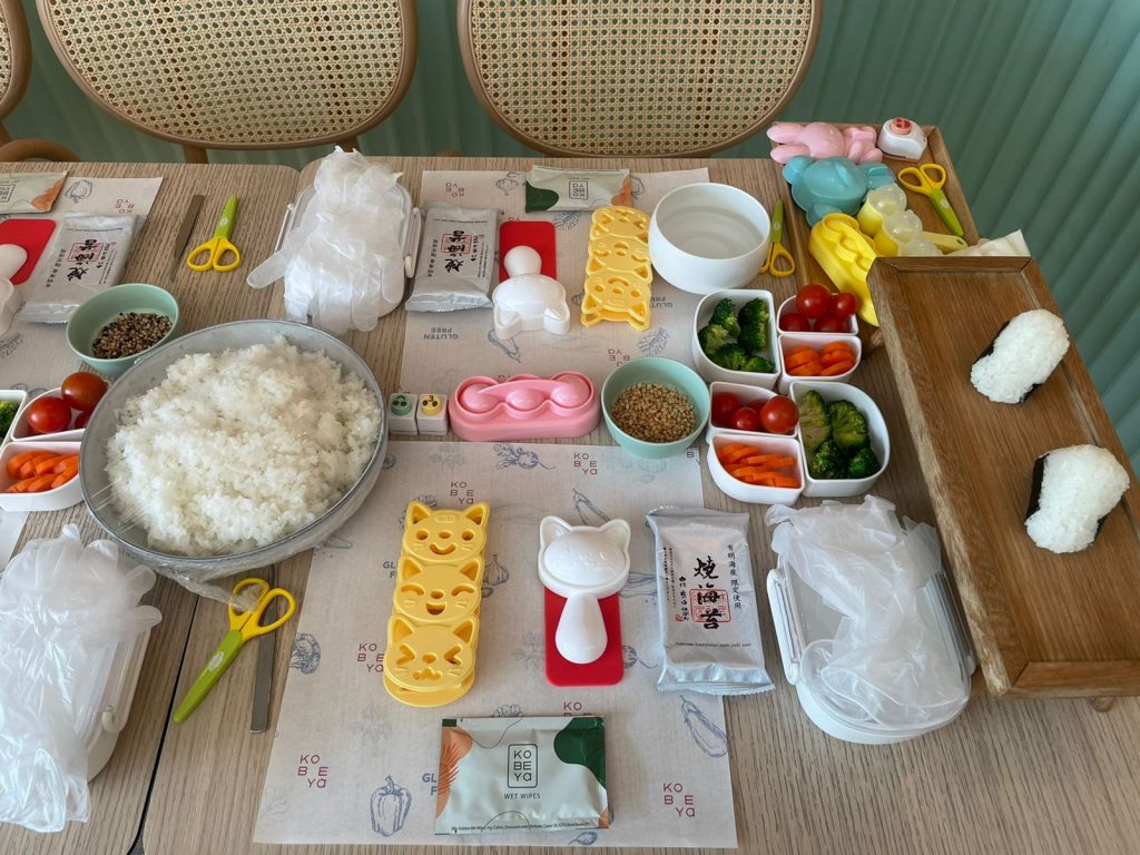 おむすび作りに合わせ、子供たちには、野菜を切ったり、おにぎりの型を作ったり、ごはんの型を作ったり、お弁当箱を飾ったりするのに役立つ道具がいくつか手渡された。(ANJ Photo)