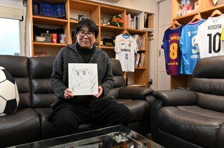 この写真は2023年1月30日に撮影されたもので、 『キャプテン翼』で有名な日本人の漫画家の高橋陽一氏が、 東京にある自らの作業場でのAFPによる取材後、自身のサインとメインキャラクターの絵を見せてくれた際のものである。(AFP)