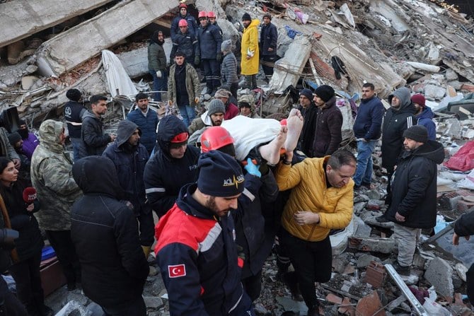 生存者の捜索が継続する中、水曜日、死者数が8,000人を超えた。（AFP）