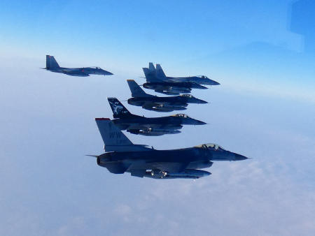2023年2月19日、航空自衛隊第2航空群 のF15戦闘機は九州沖の日本海で米空軍のF16戦闘機と共同訓練を実施した。写真は防衛省統合幕僚監部提供（ロイター） 