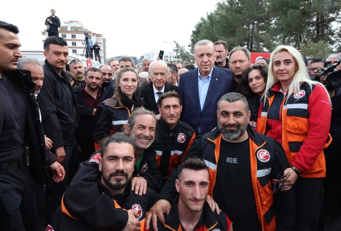 2023年2月27日にトルコの大統領報道機関が公開したこの配布写真には、アドゥヤマンにあるトルコの災害危機管理大統領調整センターで、救助隊員と写真撮影をするレジェップ・タイイップ・エルドアン大統領の姿が写っている。（AFP）