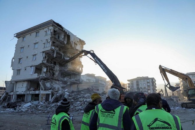 大地震がトルコとシリアの一部に甚大な被害を与えてから一週間後、ガズィアンテプ近郊のイスラーヒエにある深刻な損傷を受けた建物を取り壊す援助隊員（ゼイン・アル・リファイ撮影 / AFP）