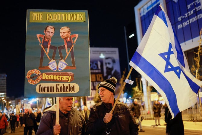 イスラエルのベンヤミン・ネタニヤフ首相の新たな右翼連立政権、および最高裁判所の権限を弱める司法改革案に対し抗議する人。（ロイター）
