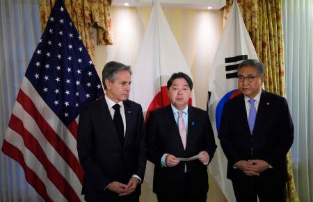 2023年2月18日、ドイツ南部ミュンヘンで開催されたミュンヘン安全保障会議(MSC)で会談するアントニー・ブリンケン米国務長官、日本の林芳正外相、韓国の朴振外相。(AFP)