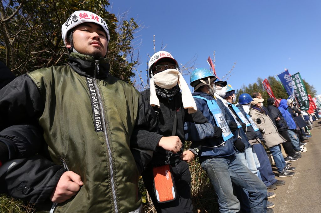 農業従事者の立ち退きを阻止しようと、成田空港近くに集まった活動家たち。 (ANJ)