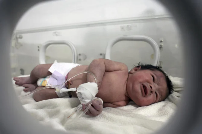 シリアとトルコを襲った地震で生じた瓦礫の下で生まれた女の赤ちゃんが、2023年2月7日火曜日、シリアのアレッポ県アフリン市にある小児病院の保育器の中で治療を受けている様子。（AP）