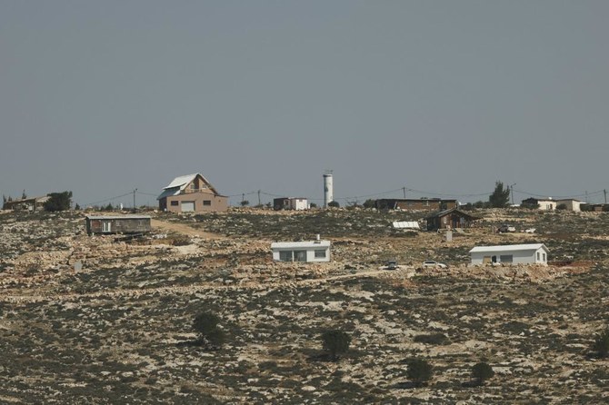 ヨルダン川西岸地区南部のナブルス市近郊にあるイスラエル入植地ゲバト・アルノンをパレスチナ人の村から撮影した写真。(ファイル/AFP)