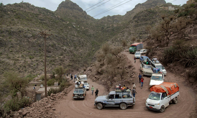 人々は危険な未舗装道路を通らなければならなず、その結果、過去8年間で何千人ものイエメン国民が自動車事故で死亡した。（AFP/ファイル）