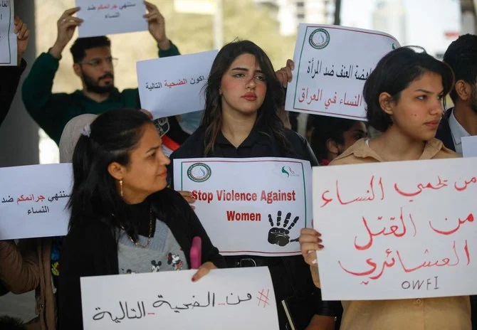 2023年2月5日、イラク人ユーチューバーであるティバ・アル・アリ氏がディーワーニーヤで父親に殺害されたことに抗議して、バグダッドの最高司法評議会の近くに集まり、プラカードを掲げるイラクの女性の権利活動家たち。（AFP）