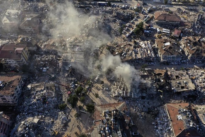 トルコ南東部の都市アンタキヤ、震災で破壊された建物を上空から撮影。2023年、2月9日木曜日。（AP通信）