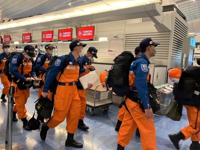 警視庁は7日、地震による行方不明者の捜索活動に当たらせるために救助隊員ら14人と救助犬4頭で構成される緊急援助隊を派遣した。（ツイッター： @JaponyaBE ）