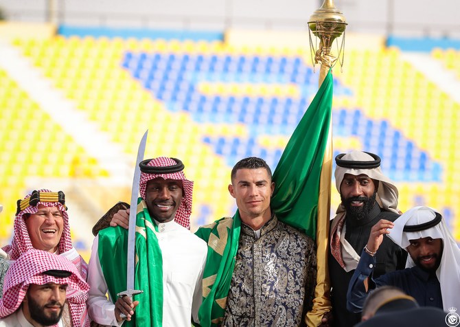 アル・ナスルのチームメイトとともにサウジアラビアの伝統衣装を着て建国記念日を祝う、ポルトガルのスーパースター、クリスティアーノ・ロナウド。（@AlNassrFC）