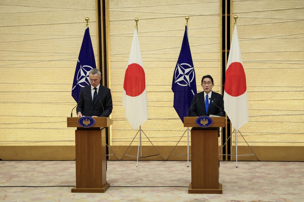 2023年1月31日、東京で共同記者会見を行うNATOのイェンス・ストルテンベルグ事務総長（左）と日本の岸田文雄首相。（AFP通信）