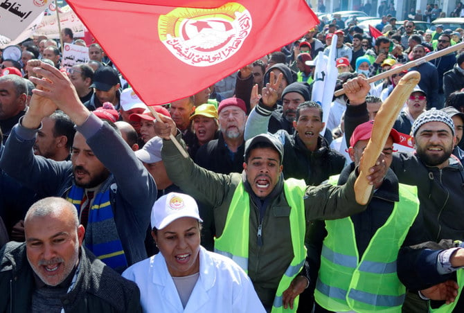 チュニジアの都市スファックスで、チュニジア労働総同盟（UGTT）を支持してカイス・サイード大統領の政策に抗議する人々。2023年2月18日（ロイター）