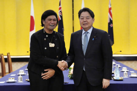 2023年2月27日（月）、東京の飯倉公館にて、ニュージーランドのナナイア・マフタ外務大臣（左）と日本の林芳正外務大臣が、会合の前にメディアの写真撮影に応じる。（AP）