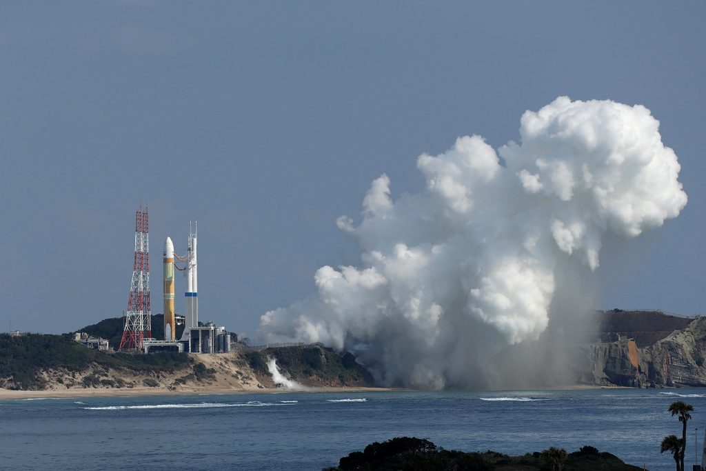 2023年2月17日、日本南西部の種子島宇宙センターで、発射台からの打ち上げに失敗した次世代ロケットH3（左）のメインエンジンから白煙が出ている。（AFP）