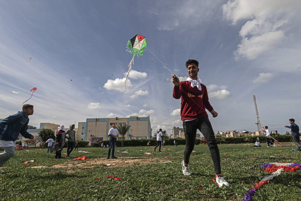 UNRWA主催のたこ揚げイベントでは折り紙や竹の植樹など日本に関連した行事も行われた（AFP）