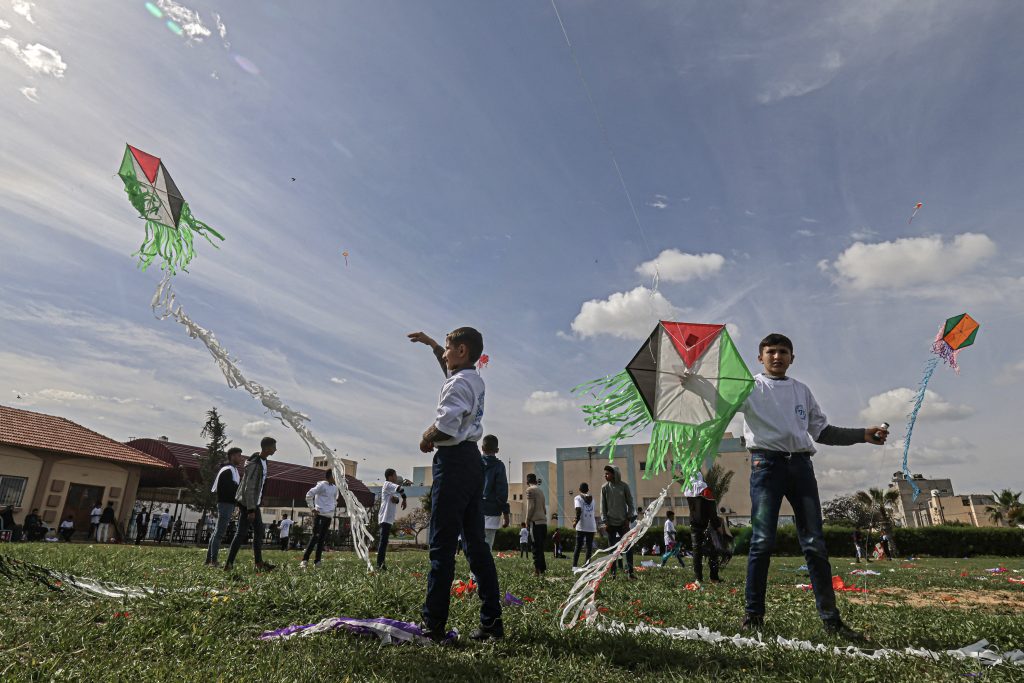 UNRWA主催のたこ揚げイベントでは折り紙や竹の植樹など日本に関連した行事も行われた（AFP）
