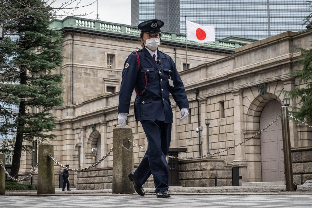 日本政府と日銀の当局者は、日本の金融システムへの影響を注意深く監視するために協力することを確認した. (AFP)