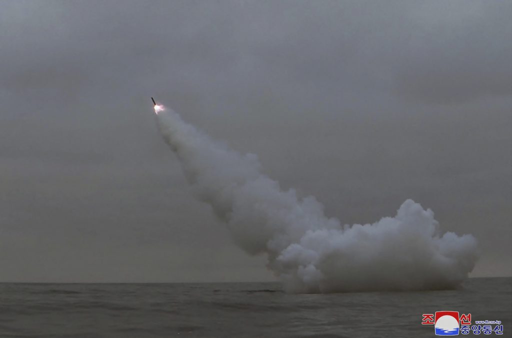 北は実用的な弾道ミサイル潜水艦を建造中だとしている。（AFP）