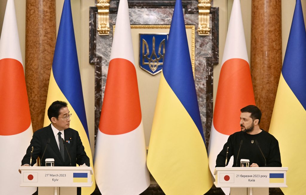 首相のウクライナ訪問は昨年２月の侵攻開始後初めて。会談は大統領府で夕食会を含めて約２時間４０分行われ、共同記者会見にも臨んだ。(AFP)
