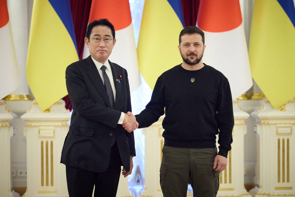 共同記者会見で握手するウクライナのウォロディミル・ゼレンスキー大統領と日本の岸田文雄首相。（ロイター）