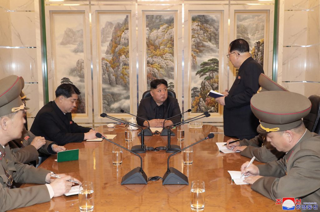 同通信によると、正恩氏は27日、核戦力を質、量共に強化するための生産実態などについて核兵器研究所から報告を受けた。(AFP)