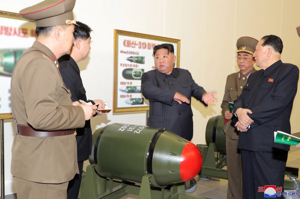 同通信によると、正恩氏は27日、核戦力を質、量共に強化するための生産実態などについて核兵器研究所から報告を受けた。(AFP)