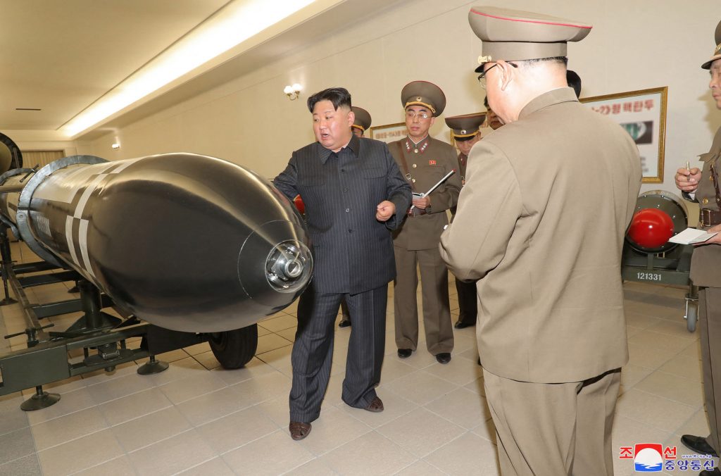 同通信によると、正恩氏は27日、核戦力を質、量共に強化するための生産実態などについて核兵器研究所から報告を受けた。(AFP)
