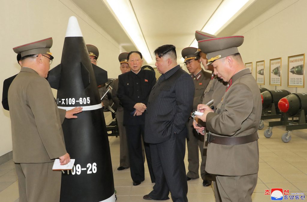 同通信によると、正恩氏は27日、核戦力を質、量共に強化するための生産実態などについて核兵器研究所から報告を受けた。(AFP)