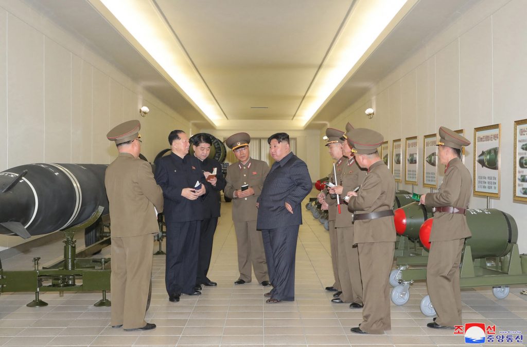同通信によると、正恩氏は27日、核戦力を質、量共に強化するための生産実態などについて核兵器研究所から報告を受けた。(AFP)