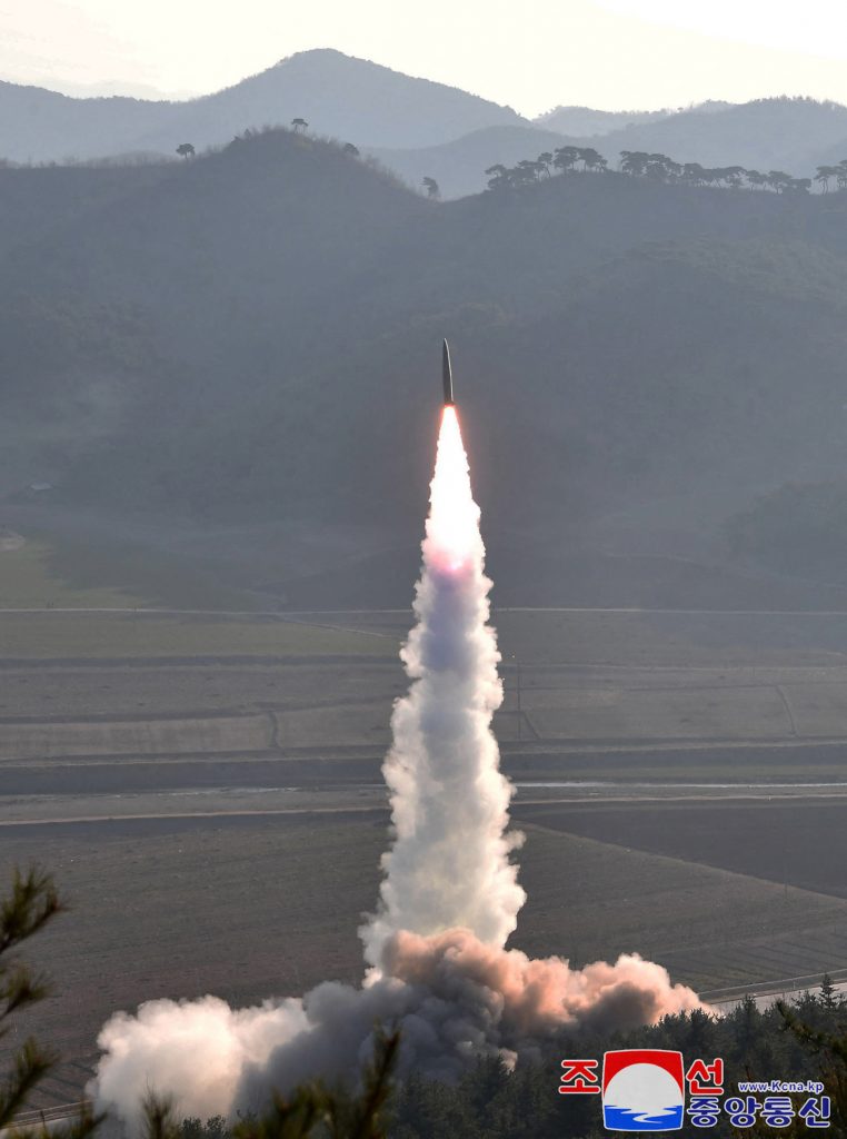 同通信によると、正恩氏は27日、核戦力を質、量共に強化するための生産実態などについて核兵器研究所から報告を受けた。(AFP)