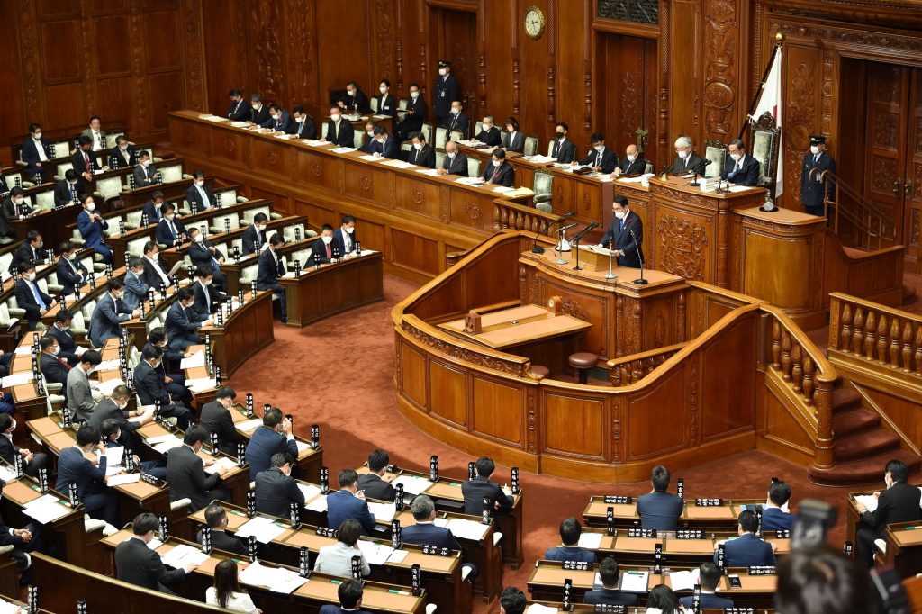 道府県議選は岩手、宮城、福島、茨城、東京、沖縄を除く４１道府県で行われる。総定数は２２６０で、前回から１７減少した。(AFP)