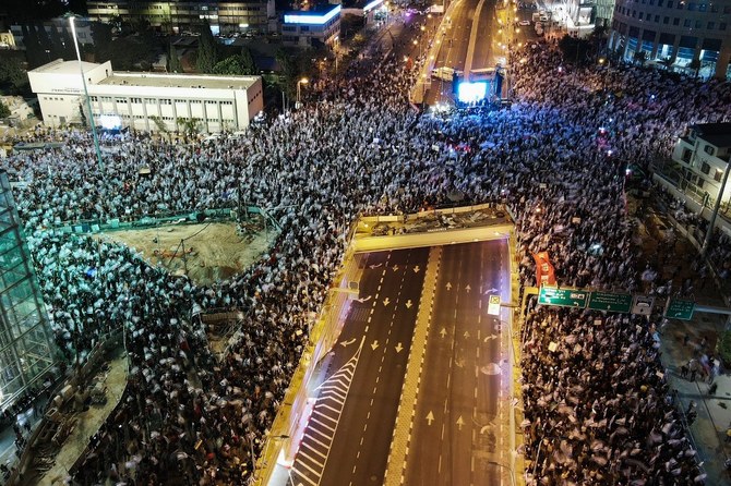 イスラエル政府の司法改革法案に抗議するテルアビブの群衆。2023年3月11日（ファイル／AFP）