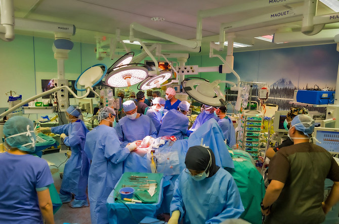 結合双生児の分離手術を行う専門外科医たち。2022年5月15日、リヤドの病院。（KSrelief配布写真）