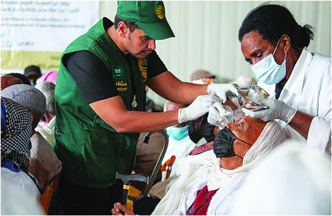 眼の検診を行うKSreliefの医療従事者たち。バングラデシュ。（SPA）